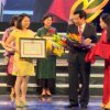 Bộ trưởng Nguyễn Ngọc Thiện trao bằng khen cho các văn nghệ sỹ